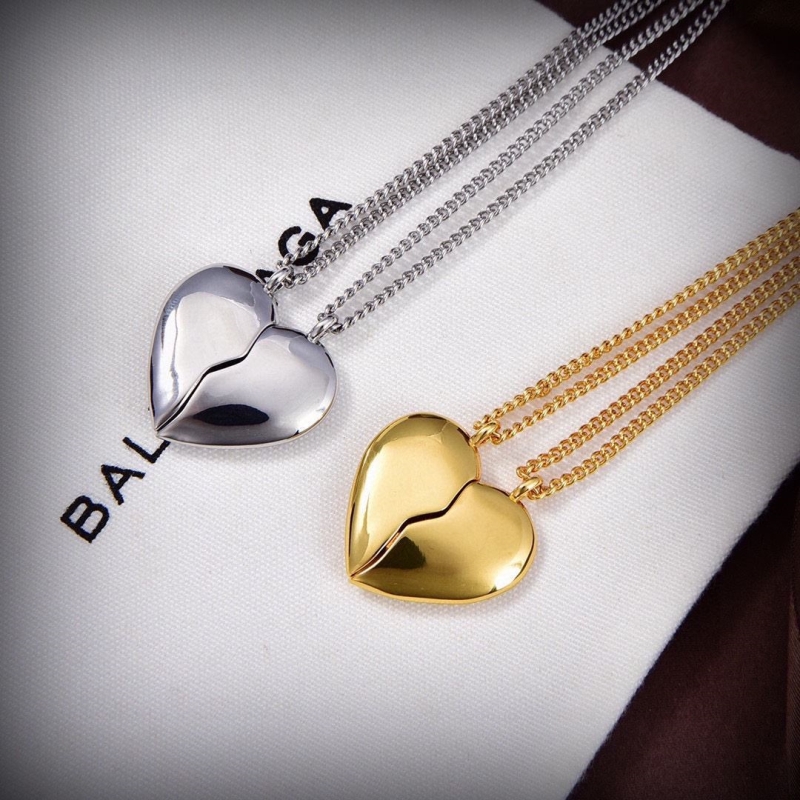 Ba*len*cia*ga necklaces